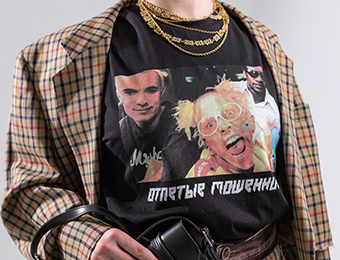 Фото футболки Dead posers с напечатанным постером «Отпетых мошенников» и клетчатым пиджаком сверху.